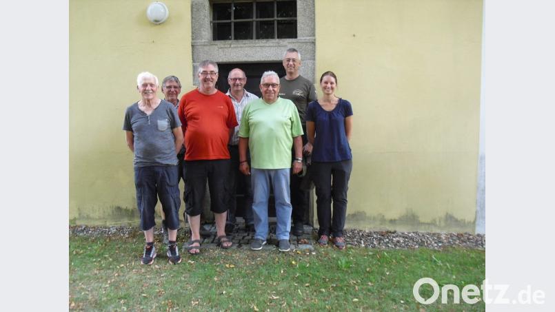 Sie überprüfen die Fledermauspopulation: Manfred Janker (Zweiter von links), Willibald Gleißner (Vierter von links), Markus Liebl (Zweiter von rechts) sowie Melanie Döppl. Bild: dip