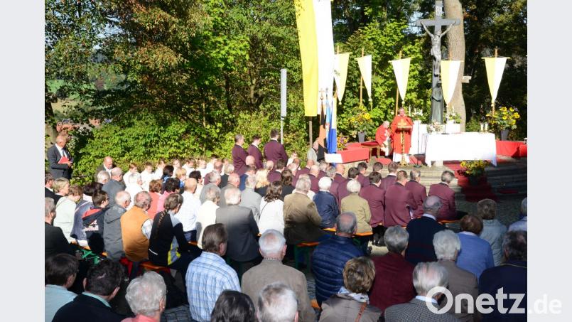 Diakon Manfred Griebel hält die Festpredigt im Gottesdienst am Freialtar auf dem Kreuzbergplateau. Bild: bey