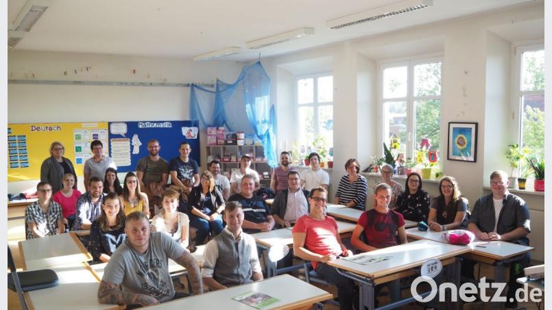 Der Jahrgang 1991/92 trifft sich nach 20 Jahren erneut in einem Klassenzimmer. Bild: gz