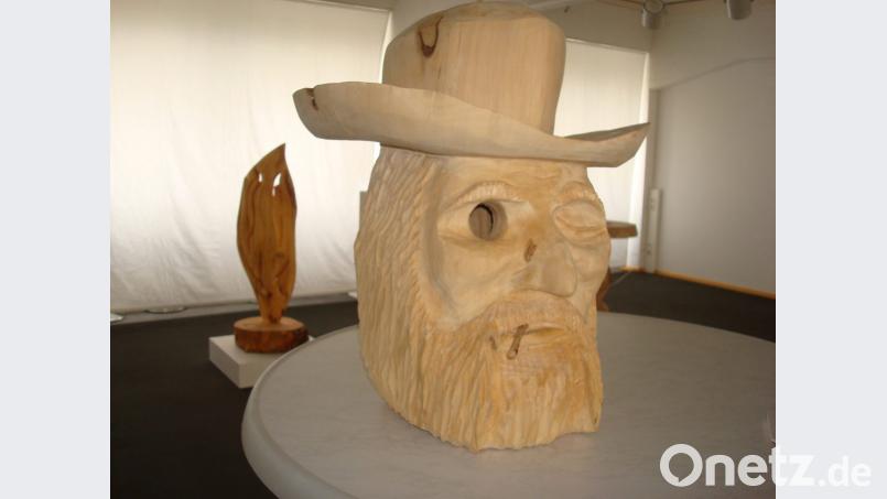 Ein origineller Vogelnistkasten: vorne der Ansitz, das linke Auge dient als Flugloch, die Hutkrempe schützt vor Unwetter. Im rückwärtigen Teil befindet sich eine Klappe zum Saubermachen. Bild: wmr