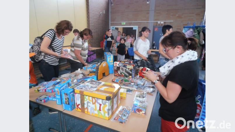 An den Tischen wühlen sich die Frauen durch das Angebot der Flohmarktverkäufer. Bild: hsr