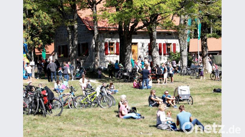 Ein Ausflug für die ganze Familie. Viele lassen sich mit Kind und Kegel auf der Liegewiese vor dem Waldhaus nieder. Bild: njn