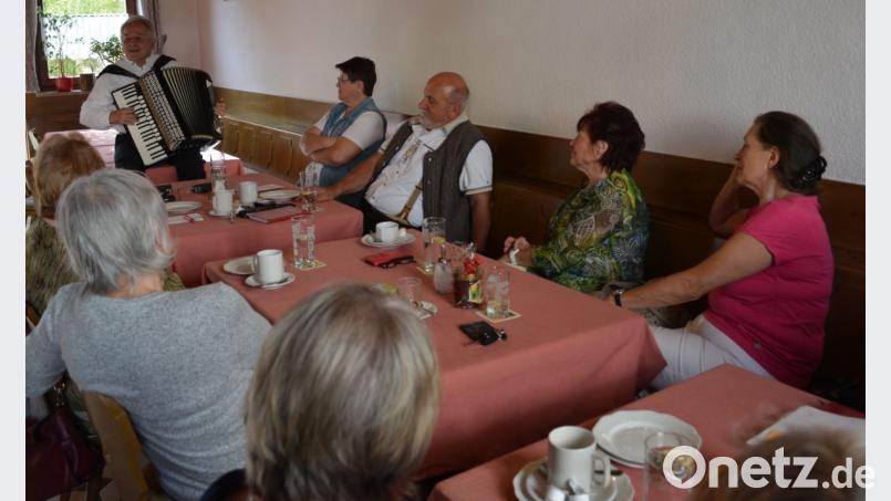 .Es geht um die Kirwa: Gerne hören die SPD-Mitglieder Hermann Frieser zu. Bild: Dieter Weiß/exb