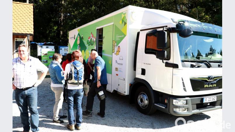 Der Mobile Dorfladen ist beim Waldhausfest eine Attraktion. Bild: njn