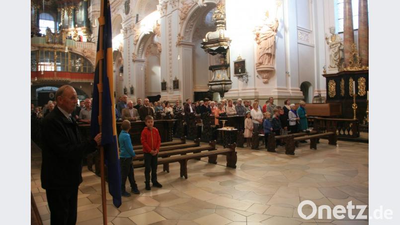 Fahnenabordnungen und eine gut gefüllte Basilika waren Zeichen der tiefen Gläubigkeit am Wallfahrtssonntag. Bild: wro