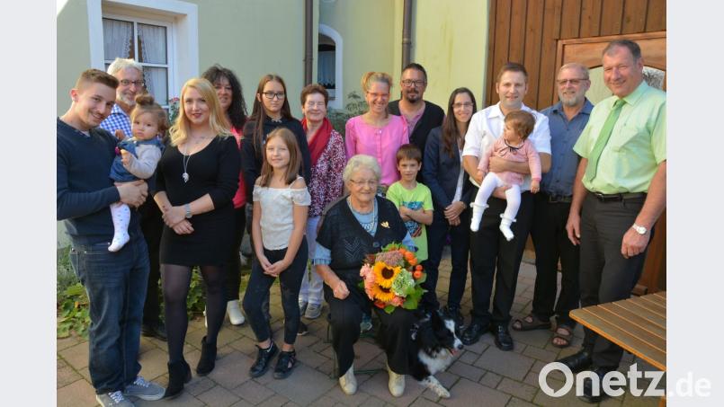 Hildegard Riedl (vorne, mit Blumen) feierte am Sonntag ihren 80. Geburtstag. Dazu gratulierten neben der großen Familie 2. Bürgermeister Reinhard Wurm und Pfarrseelsorger Pater Benedikt Leitmayr (von rechts). Bild: jr