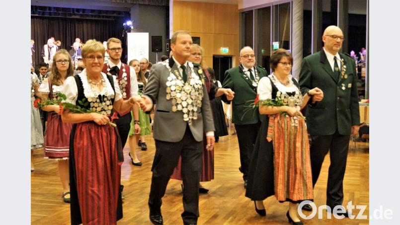Sie führen die Polonäse an: Erster Gauschützenmeister Manfred Weiß, Marina Weiß (Gaukönigin LP), Josef Pschierer (Gaukönig LP), und Ingrid Siegl Schützenkönigin LG Eichenlaub Schützen Neustadt (von rechts). Bild: arw