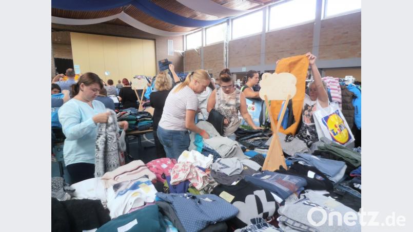 An den Tischen wühlen sich die Frauen durch das Angebot der Flohmarktverkäufer. Bild: hsr