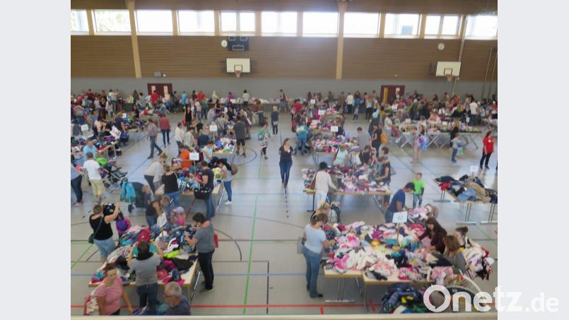 Zweieinhalb Stunden haben die Besucher des Herbst-Winter-Basars Zeit, Passendes für die kalten Monate zu finden. Bild: jzk