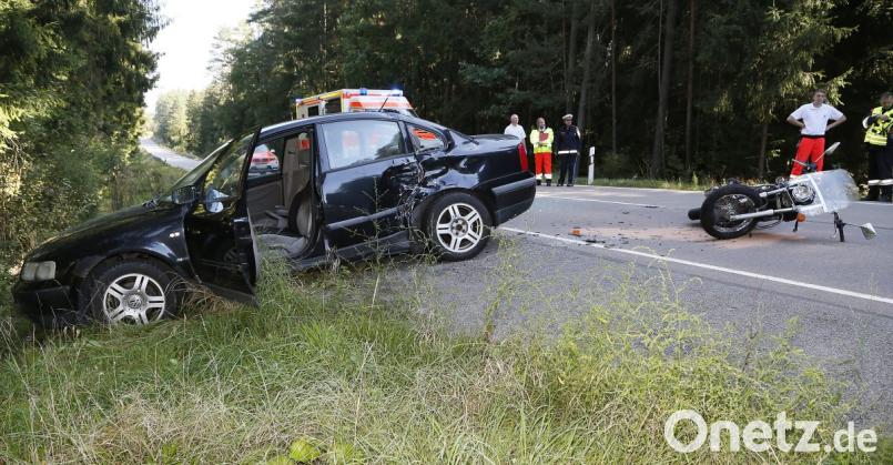 Der Motorradfahrer stieß gegen das abbiegende Fahrzeug. Bild: ch