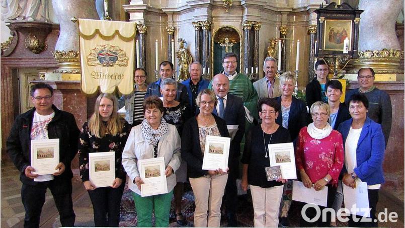 Auf ihrem Weg nach Gößweinstein führt künftig Ernst Schalanda (hinten, rechts) die Michelfelder Wallfahrer an. Er löst Luitpold Dietl (Mitte) ab, der hier vor Pater Markus Flasinski (im Messgewand) steht. 25 Jahre übte Dietl das Amt des Wallfahrtsführers aus. Insgesamt ist er 55 Mal diesen Pilgerweg gegangen. Dafür ehrt ihn die Pfarrei, genauso auch zahlreiche andere langjährige Wallfahrer. Bild: sck