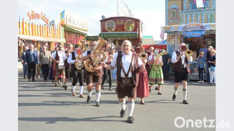 Auf geht&#039;s zum 120. Volksfest. Allen voran schreitet die Stadtkapelle. Bild: Gabi Schönberger