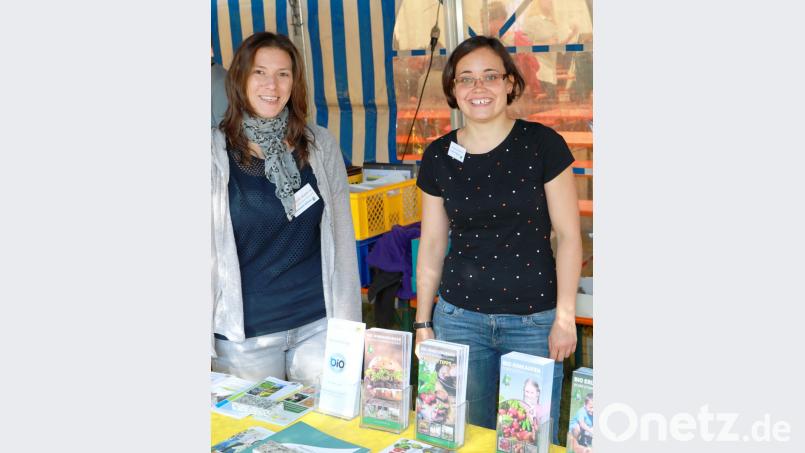 Projektmanagerin Elisabeth Waldeck (links) und Mitarbeiterin Marlene Weiß informieren über die Öko-Modellregion und die Steinwald-Allianz. Bild: njn