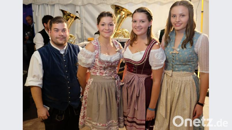 Gespannt warten die Speinsharter bei ihrer Kirchweih auf eine Kult-Stunde. Das Derblecken durch Mitglieder der Katholischen Landjugend gehört zu den Höhepunkten der Kirwa. Unser Bild zeigt mit Frater Korbinian, Jasmin Kroher, Helena Diepold und Sabrina Seitz (von links) das Quartett, das den Speinshartern wieder mächtig einschenkte. Bild: do