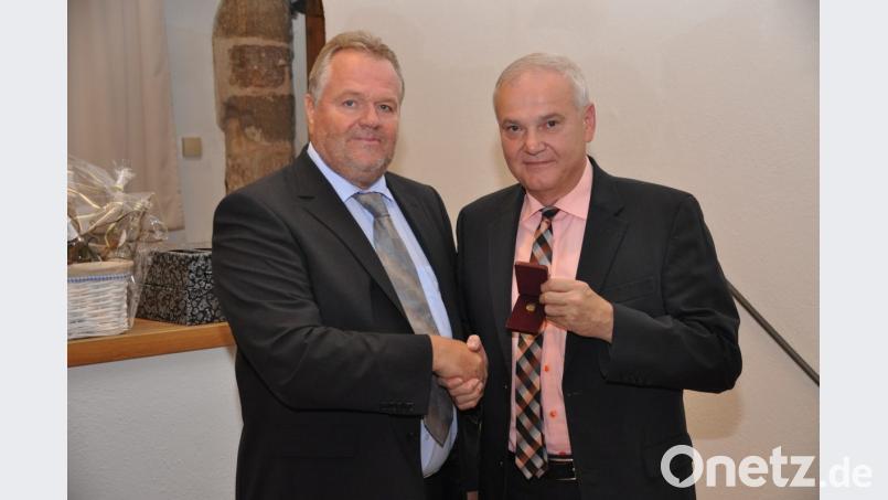 Bürgermeister Günter Kopp (rechts) nimmt von seinem Amtskollegen Richard Hermann die goldene Ehrennadel der Stadtgemeinde Purbach entgegen. Gedacht ist sie für alle Kulmainer Bürger. Bild: ak