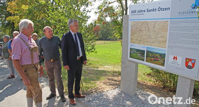 Auf dem Weg von St. Ötzen nach Hildweinsreuth informiert eine Tafel über eine 600-jährige Geschichte. Alfred Helgert, Peter Schwanitz und Bürgermeister Thomas Meiler (von links) stellten sie vor. Bild: nm
