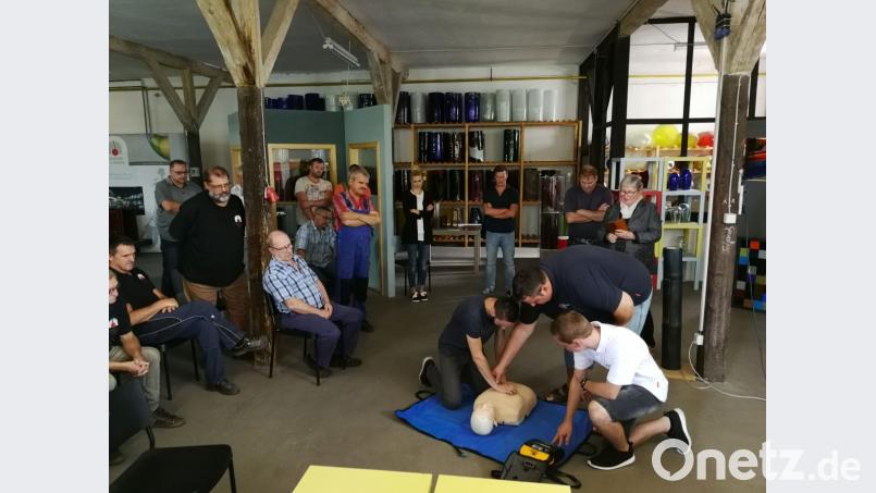 In die richtige Anwendung des Defibrillators sind Mitarbeiter der Glashütte Lamberts eingewiesen worden. Auf dem Bild übt Michael Santl an der Puppe. Bild: exb