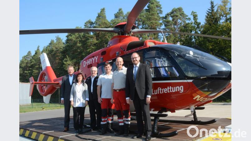 Peter Flor (Zweiter von rechts) ist neuer Leiter der Luftrettungsstation in Latsch. Zur Berufung gratulierten Andeas Meier (rechts) sowie (von links) Dr. Jürgen Altmeppen, Renate Nastvogel, Herbert Putzer und leitender Notfallsanitäter Robert Schmid. Bild: Schönberger
