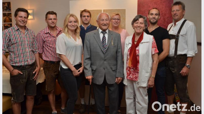 Josef Bauer (Mitte) könnte man durchaus viel jünger als 85 Jahre schätzen. Seiner Ehefrau Erika (Dritte von rechts), seinen Kindern und Enkeln hat es der Jubilar nach eigenem Bekunden zu verdanken, dass er so gesund vor der Festgesellschaft stehen kann. Ein größeres Kompliment hätte er seiner ganzen Familie am 85. Geburtstag wohl nicht machen können. Bild: dob