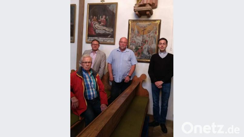 Den Auftrag für die Restaurierung der Gemälde in der Moritzkirche erhielt Restaurator Erwin Rösch. (hinten, Mitte) Von der Notwendigkeit dieser Maßnahme haben sich der Förderverein mit Harald Puckschamel (hinten, links) sowie Pfarrer Stephan Rödl (hinten, rechts) und Kirchenpfleger Wolfhard Erling (vorne) überzeugt. Bild: sei