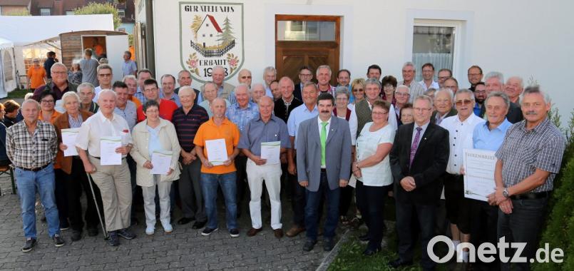 Der Vorstand zeichnet treue Mitstreiter aus. Bild: mef
