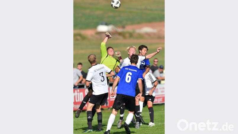 TSV Pressath - SC Eschenbach 1:1 vom 16.9.2018
SC-Torwart Christopher Stopfer klärt nach einem Freistoß Bild: A. Schwarzmeier