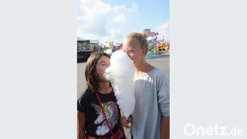 Das Volksfest scheint ganz nach ihrem Geschmack zu sein. Bild: Gabi Schönberger