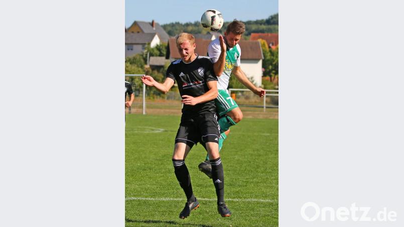 Der SV Mitterteich feierte am Sonntag einen wichtigen 3:1-Erfolg beim TSV Sonnefeld. Das Bild zeigt Matthias Männl (rechts), den Schützen des 2:0, im Luftkampf mit dem Sonnefelder Tobias Bauer. Bild: Heinrich Weiß