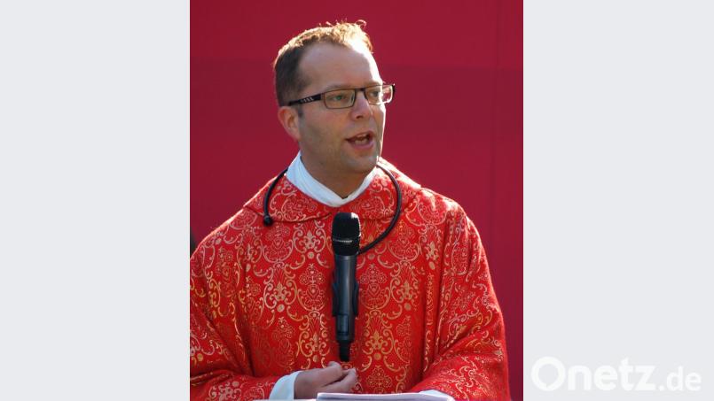 Wir dürften, so Stadtpfarrer Thomas Helm von St. Martin in Amberg bei seiner Predigt. auf das Wort des Herrn „Seid gewiss, ich bin bei euch alle Tage bis zum Ende der Welt“ vertrauen und daraus neuen Mut schöpfen. Bild: sön