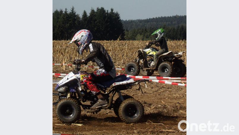 Auch für den Nachwuchs gab es Gelegenheit, mit den Mini-Quads über die staubige Piste zu düsen. Bild: zer