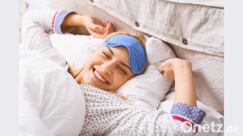 Nach einer erholsamen Nacht wachen wir nicht nur um einiges glücklicher, sondern auch noch gesünder auf. Bild: YakobchukOlena – stock.adobe.com