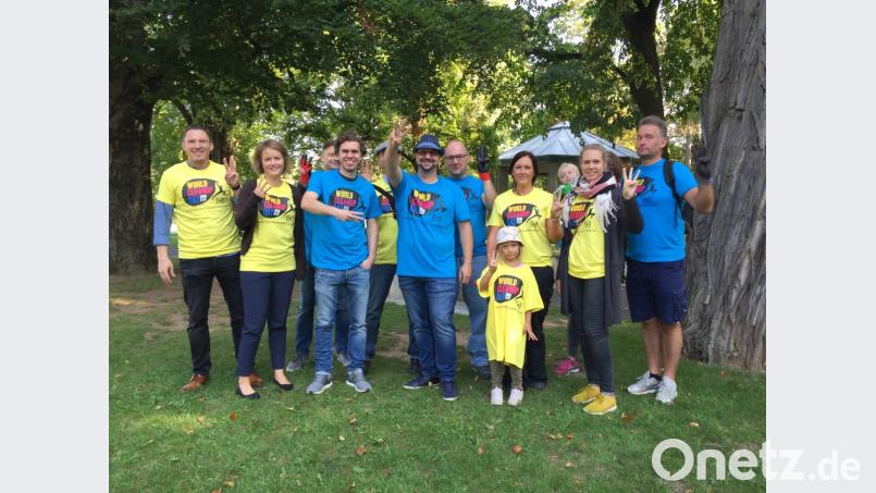 Sie zeigen mit ihren Händen ein "W" für "World-clean-up-Day": Die Freiwilligen, die Amberg ein wenig sauberer machen. Bild: jle
