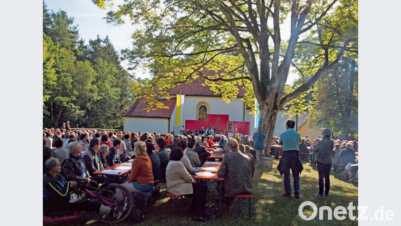 Mehr als tausend Gläubige pilgerten am Sonntagvormittag zur Wallfahrtskirche der Vierzehn Nothelfer und nahmen am Festgottesdienst teil. Bild: sön