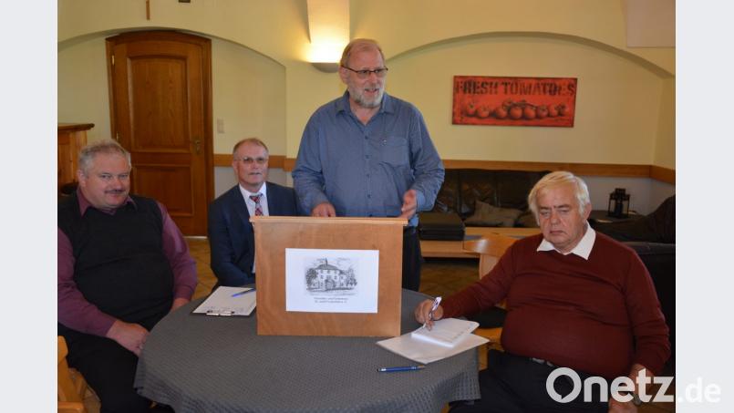 Josef Eckert, Vorsitzender Max Bindl, Geschäftsführer Pater Benedikt Leitmayr und Schriftführer Alfons Prechtl (von links) bei der Jahresversammlung des Freundes- und Förderkreises der Spätberufenenschule. Bild: jr