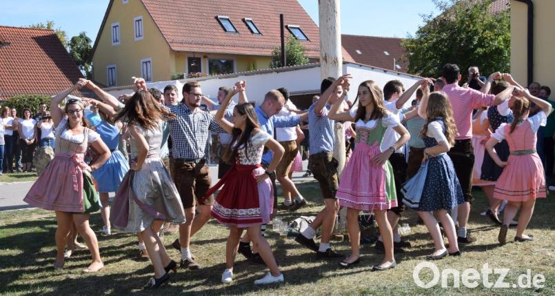 Die Mendorferbucher Kirwapaare machen es möglich - das Mühlradl dreht sich bei der Egelsheimer Kirwa. Sehr zur Freude der Gäste. Bild: bö