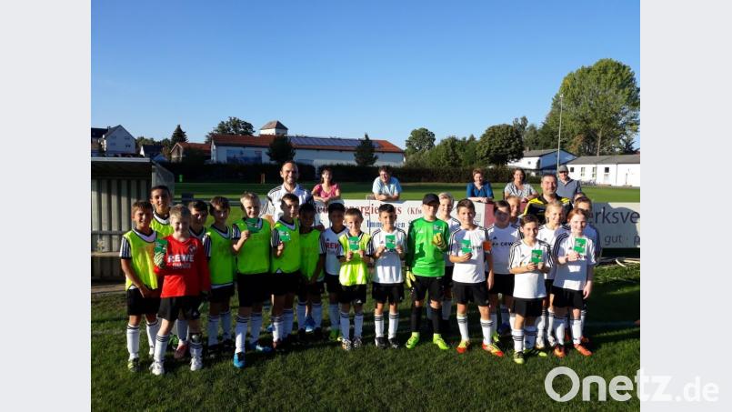 Die Kemnather Betreuer Jürgen Braunreuther und Ramiz Toqani und Stefan Dötsch vom TSV Kastl freuen sich mit ihren Jugendmannschaften über die Unterstützung des Bayerischen Fußballverbandes. Bild: jzk