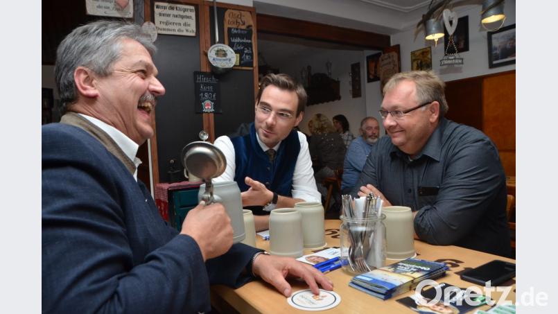 Beim CSU-Stammtisch &quot;Miteinander red&#039;n&quot; geht es in der Weißbier-Traditionsgastsstätte Behringer hoch her. Es wird heftig diskutiert an den Tischen. Die Landtags- und Bezirkstagskandidaten mischen sich gerne unters Volk und kommen mit ihnen ins Gespräch. Bild: dob