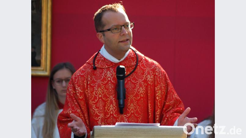 Wir dürften, so Stadtpfarrer Thomas Helm von St. Martin in Amberg bei seiner Predigt. auf das Wort des Herrn „Seid gewiss, ich bin bei euch alle Tage bis zum Ende der Welt“ vertrauen und daraus neuen Mut schöpfen. Bild: sön