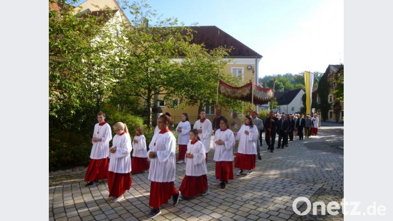 Die Prozession zum Schutzengelfest zieht durch Luhe. Bild: rgl