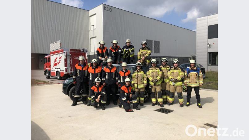 Acht Kameraden der Feuerwehr Grafenwöhr nehmen bei einer Ausbildungsveranstaltung im Audi-Werk Münchsmünster teil. Bild: xri