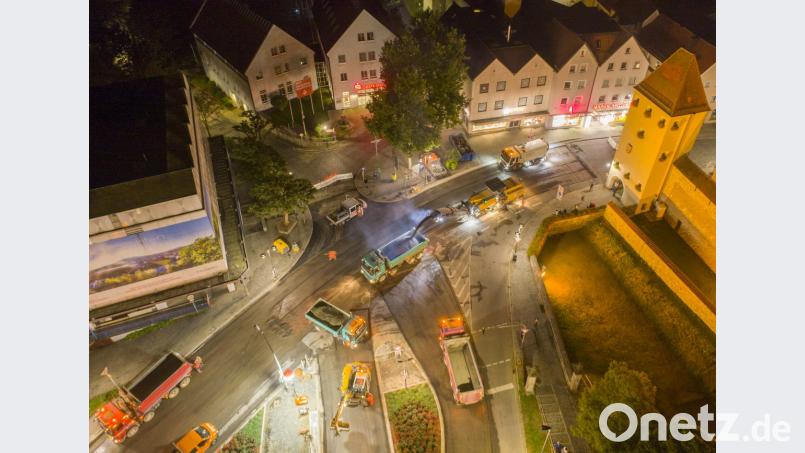 Auch während der Nacht waren die Bauarbeiter beim Austausch des Asphalts enorm fleißig. Bild: Thilo Hierstetter