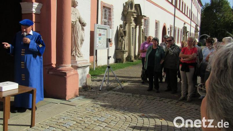 Schon am Kirchenportal klang den Teilnehmern an der Kirchenführung von Luitpold Dietl der Gesang der Michelfelder Moidla entgegen Bild: sck
