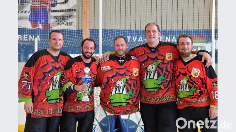 Sebastian Martin, Dominik Held, Benjamin Koppmann, Ralf Grimaldi, Maxi Zierock (von links) von den Pleystein Piranhas nach dem Spiel gegen den TV Augsburg II. Bild: Sebastian Martin