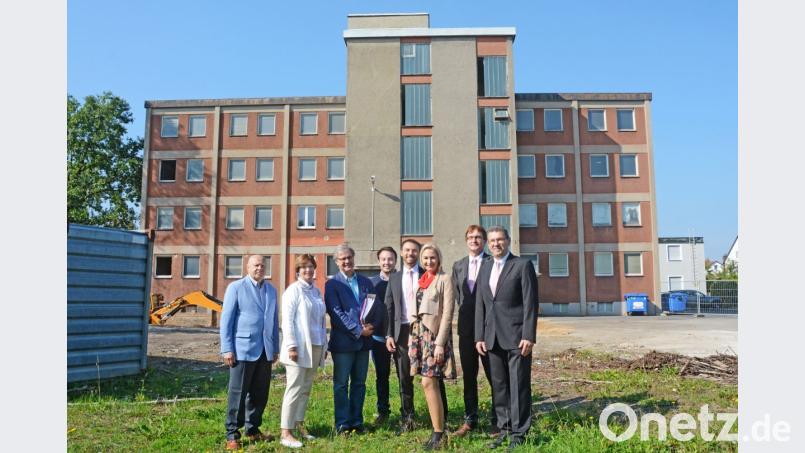 Offizieller Baubeginn für den Meichner Wohnpark: (von links) Werner und Cornelia Gebell, Architekt Christian Würfel mit Mitarbeiter Maximilian Würfel sowie von der Sparkasse Oberpfalz Nord Michael Braun, Sonja Marterer, Josef Ditschek und Wilfried Doll. Vom vierstöckigen Gebäude bleiben nur die Grundmauern stehen. Bild: Gabi Schönberger