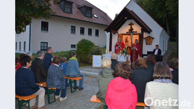 Mit einem Festgottesdienst begingen die Großbüchlberger das 30-jährige Bestehen ihrer Dorfkapelle. Gleichzeitig wurde das Patrozinium gefeiert. Zelebranten waren Stadtpfarrer Anton Witt und Kaplan Dr. Matthias Nowotny. Bild: jr