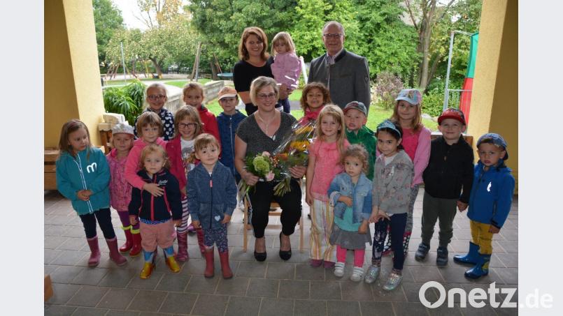Birgit Rosner (Mitte) feierte im Kinderhaus „Mutter vom guten Rat“ 25-jähriges Dienstjubiläum als Kinderpflegerin. Es gratulierten neben den Kindern der Nachmittagsgruppe auch Bürgermeister Max Bindl und Kinderhausleiterin Imke Steinert (hinten, von rechts). Bild: jr