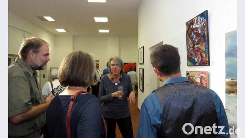 Vorsitzende Irene Fritz (Mitte) zeigte den Gästen, was sie zur Ausstellung mitgebracht hat. Bild: ubb