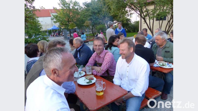Ortsvorsitzender Peter Göbl (kariertes Hemd) begrüßt Bürgermeister Alwin Märkl (rechts), 2. Bürgermeister Franz Weiß (blaue Jacke) sowie Landtagsabgeordneten Harald Schwartz (links). Sie waren in Begleitung einer Delegation der Partnergemeinde Dürrröhrsdorf. Bild: gto