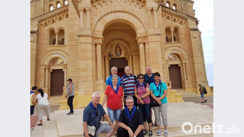 Kleines Gruppenbild mit den Teilnehmern aus der Pfarrei Thurndorf, 1 Teilnehmer aus ESB, zugestiegen in Kirchenthumbach sowie Pilgerpfarrer Hannes Lorenz. Bild: hzi