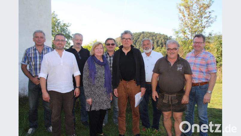 Heiko Herrmann (Vierter von rechts) wird auch weiterhin dem Kunstverein Pertolzhofen vorstehen, sein Stellvertreter bleibt Rainer Eiser (Dritter von rechts). Der Verein wird nun auch der Vereinsgemeinschaft Pertolzhofen beitreten. Bild: frd